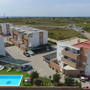 Apartman Village, Nin